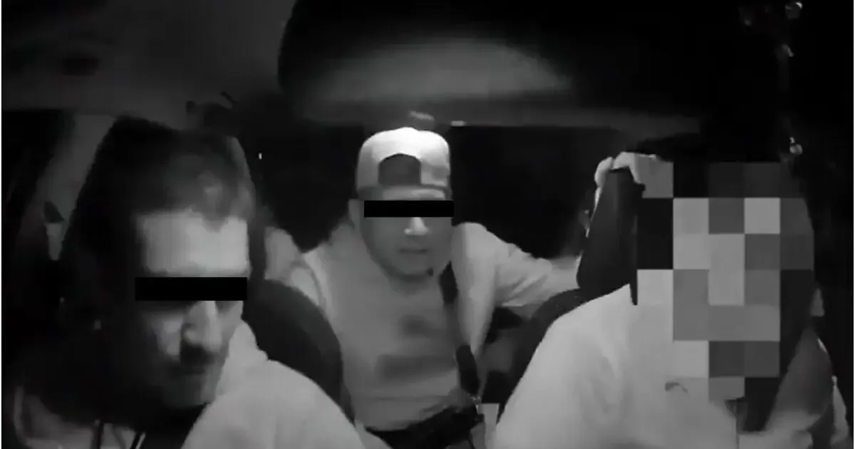 Dos hombres y dos mujeres robaron un taxi tras amenazar al conductor con un arma.
