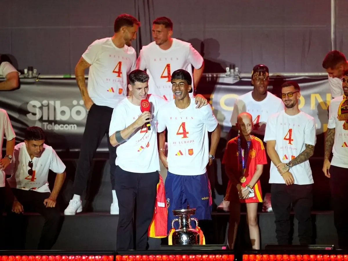 Lamine Yamal destaca en la Selección Española tras recibir apoyo de Álvaro Morata en sus inicios.