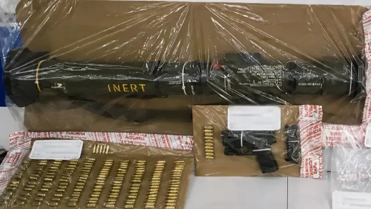 Autoridades informan sobre la detención de dos personas y el aseguramiento de armas y drogas en Chihuahua.