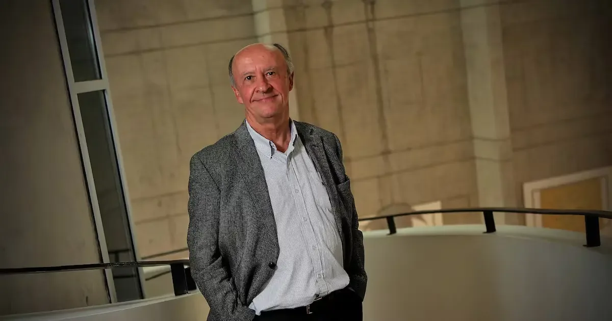 El economista Cristián Larroulet alerta sobre el impacto de la trampa del ingreso medio en el crecimiento económico de Chile.
