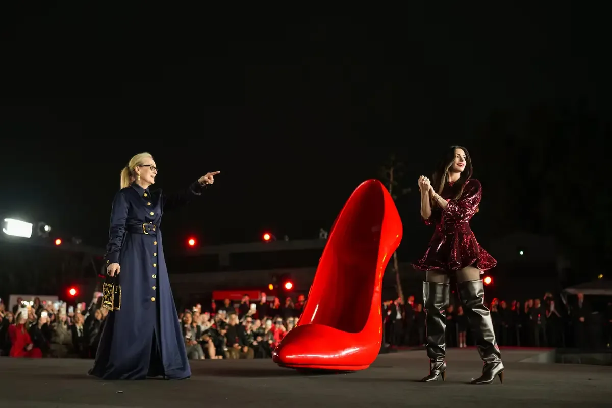 Las actrices deslumbran en la Ciudad de México, fusionando moda y cultura en una presentación única.