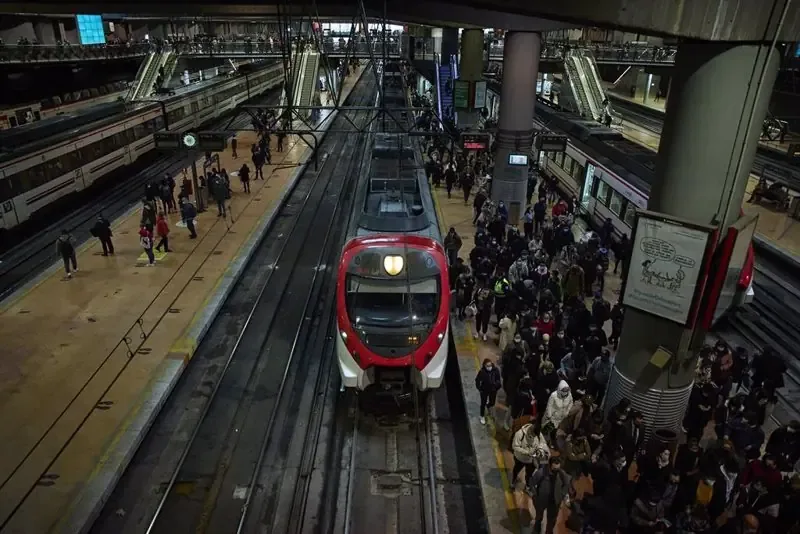 Las afectaciones en la red de trenes de Madrid generan demoras de hasta 30 minutos.