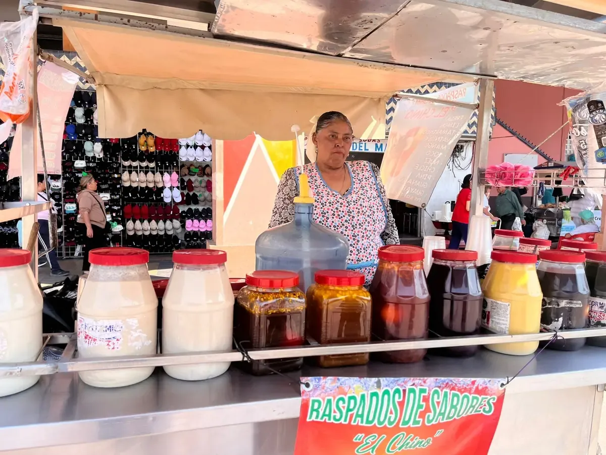 Las altas temperaturas benefician a comerciantes de nieves y bebidas en la región.