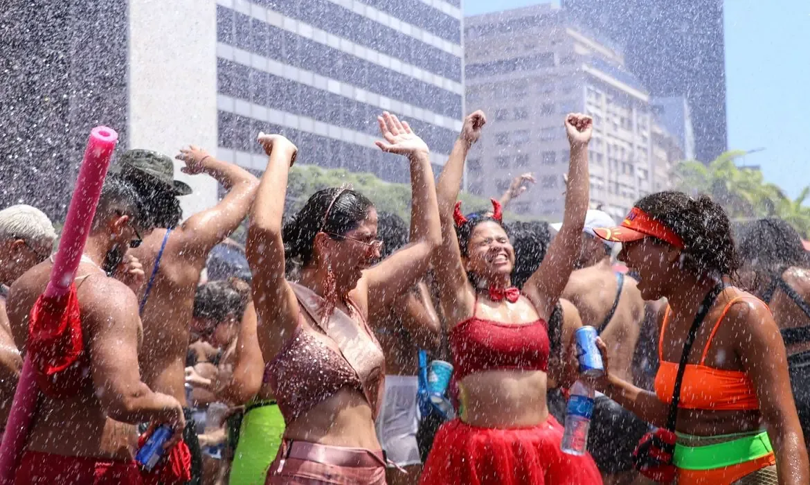 Las altas temperaturas y la posibilidad de lluvias breves marcan el segundo día de Carnaval en diversas regiones de Brasil.