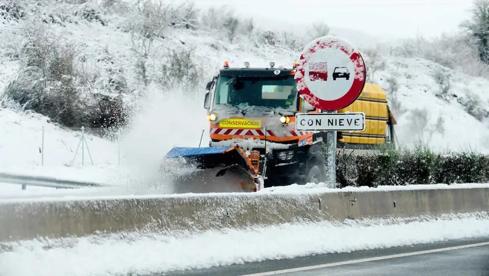 Las autoridades advierten sobre el uso de cadenas en vías afectadas por hielo y nieve.