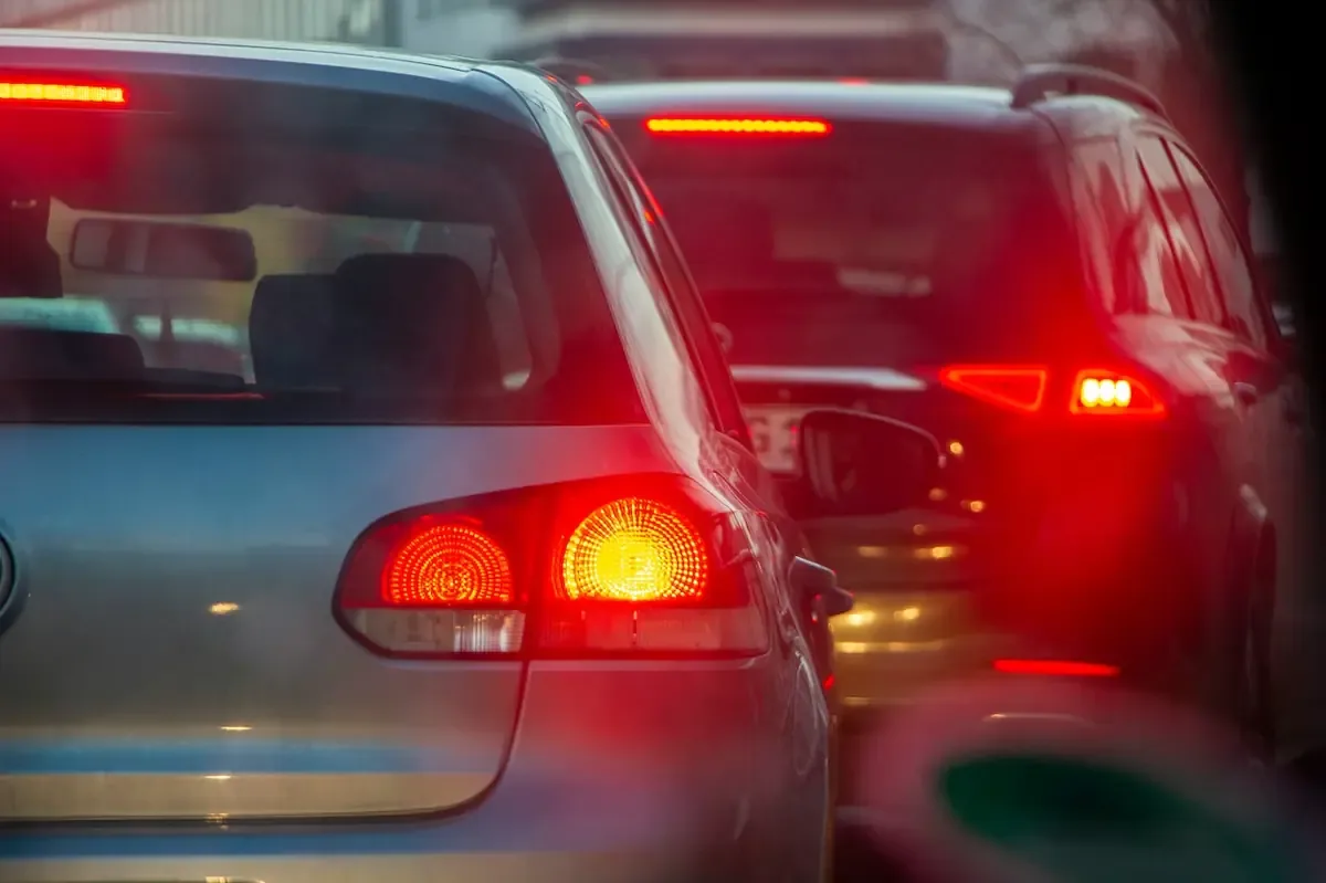 Las autoridades alertan sobre dificultades en la movilidad debido a incidentes en diversas autopistas.