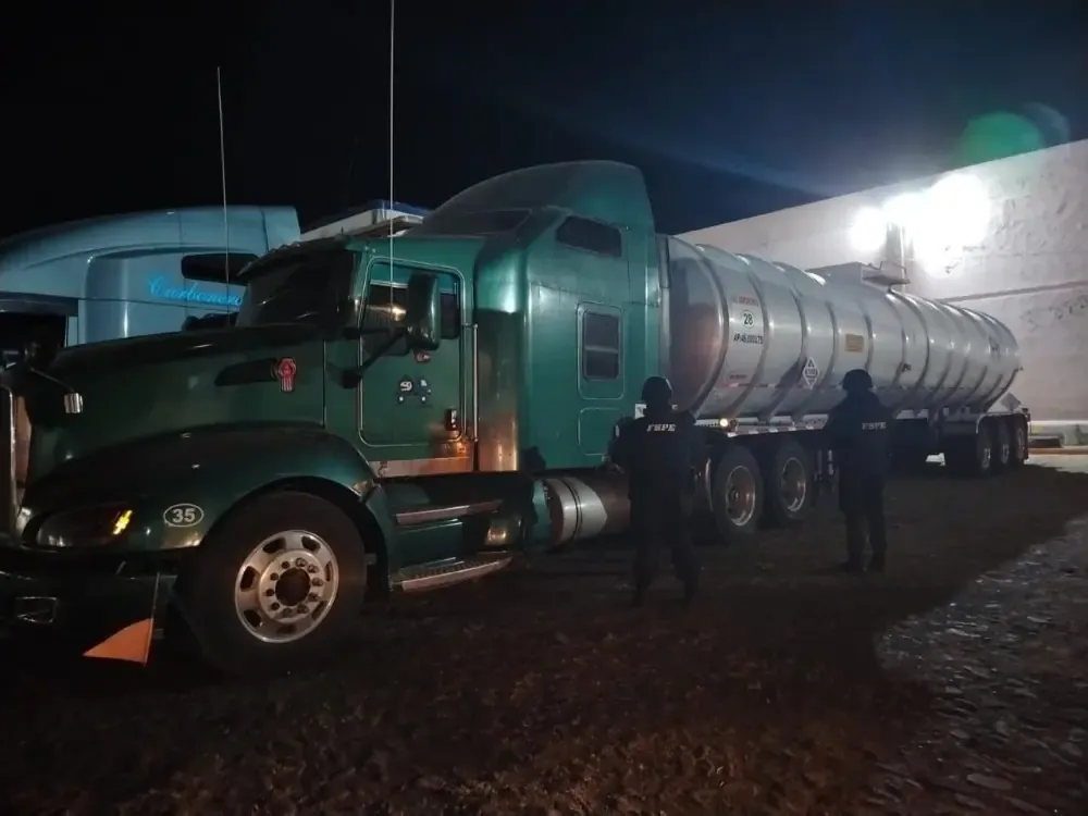 Las autoridades confirman la intervención de un tractocamión en Guanajuato por posibles irregularidades.