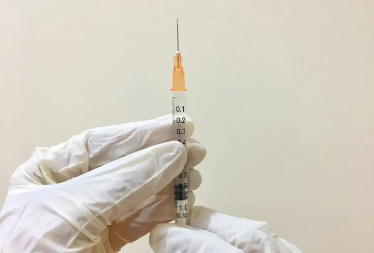 Las autoridades de salud recomiendan revisar el estado de vacunación en adultos jóvenes ante el brote en Jalisco.