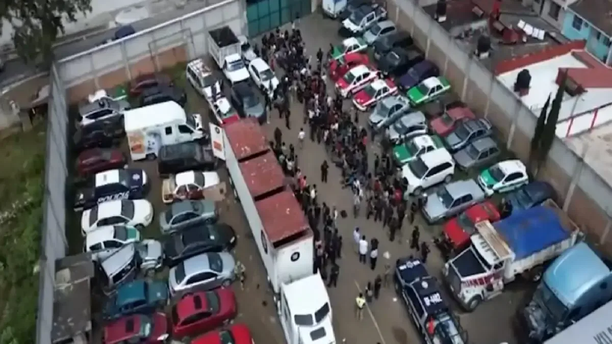 Las autoridades encontraron a 229 migrantes, incluidos 17 niños, en un corralón tras escuchar ruidos desde el vehículo.
