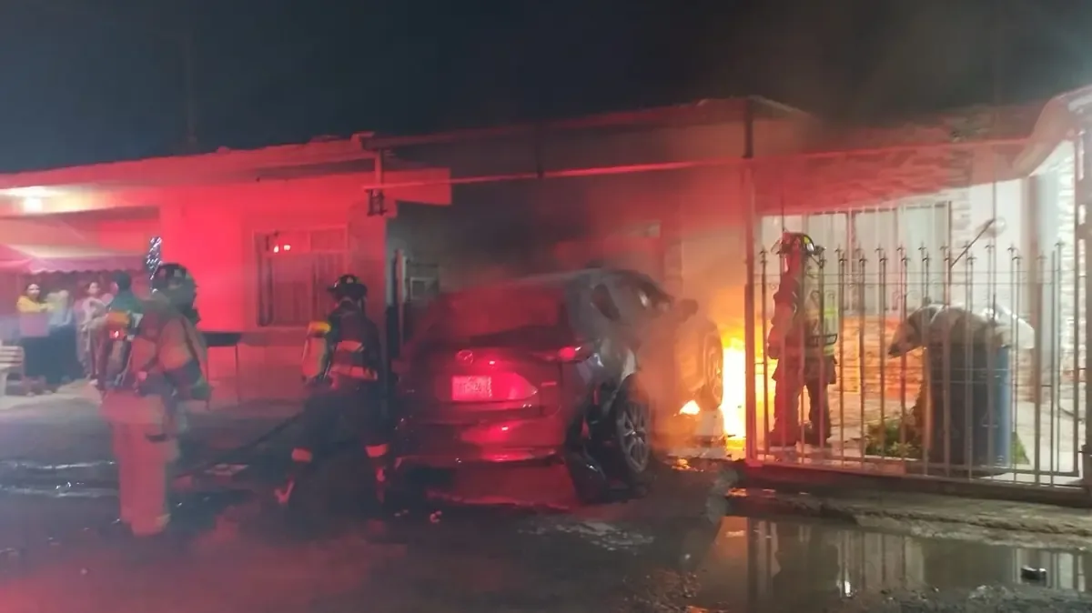 Las autoridades exploran la hipótesis de un incendio provocado en un vehículo este lunes.