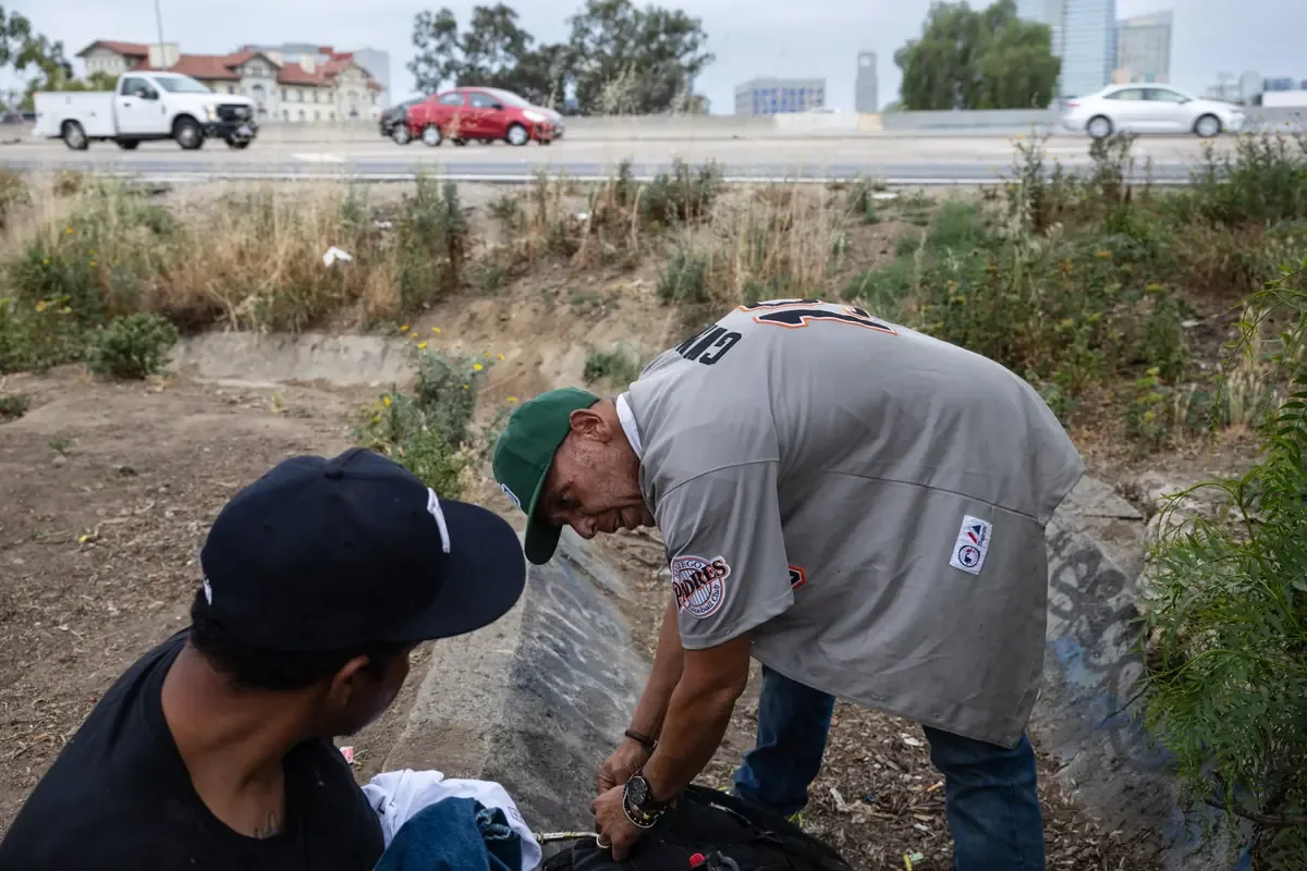 Las autoridades han limpiado campamentos en las carreteras, pero los residentes sin hogar siguen regresando.