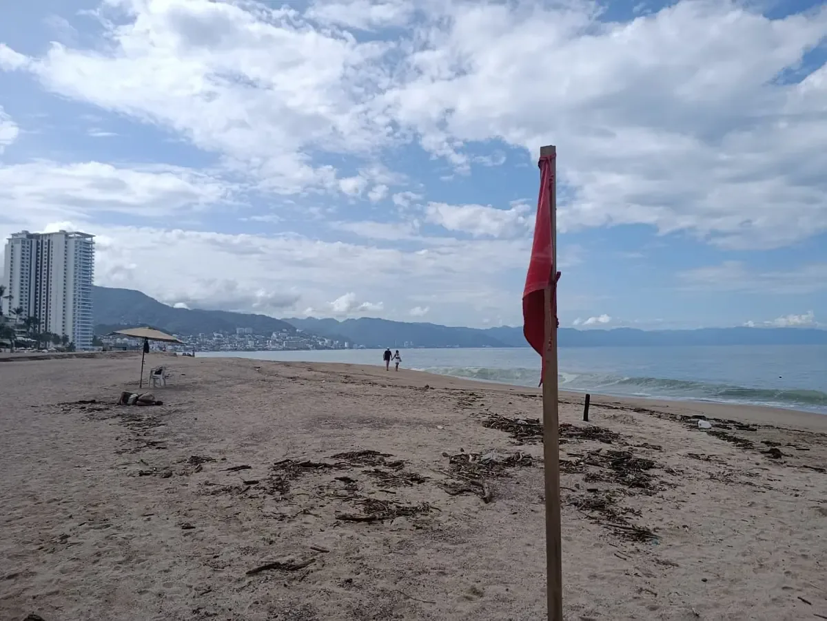 Las autoridades instan a no ingresar al mar debido a condiciones peligrosas.