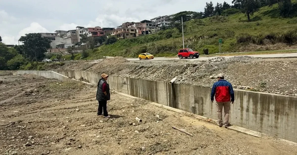 Las autoridades realizan intervenciones en vías urbanas y rurales para mejorar la red vial ante el deterioro y el clima adverso.