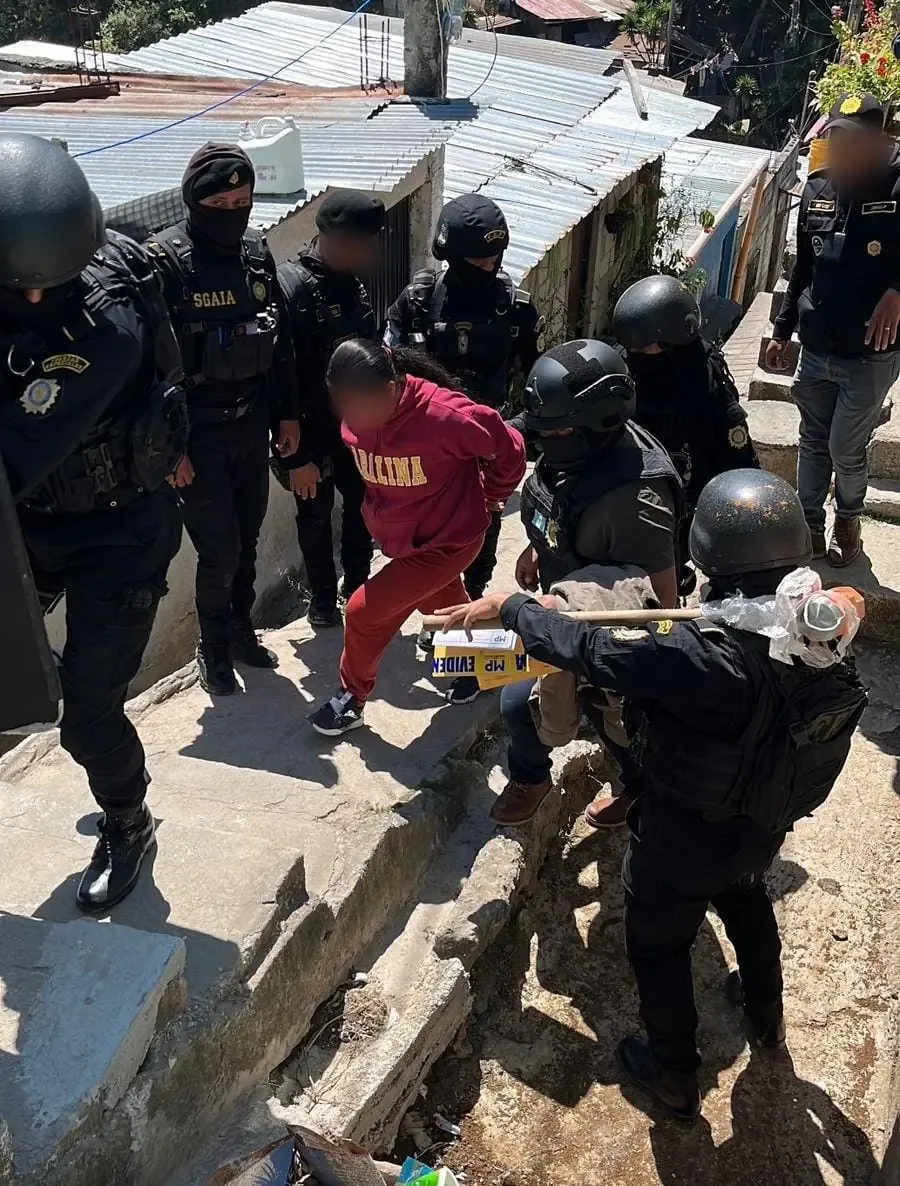 Las autoridades realizan operativos que resultan en la aprehensión de varios miembros de grupos criminales, incluyendo un menor de edad.