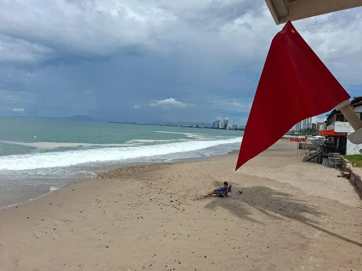 Las autoridades recuerdan el peligro de ignorar las banderas rojas en el mar.