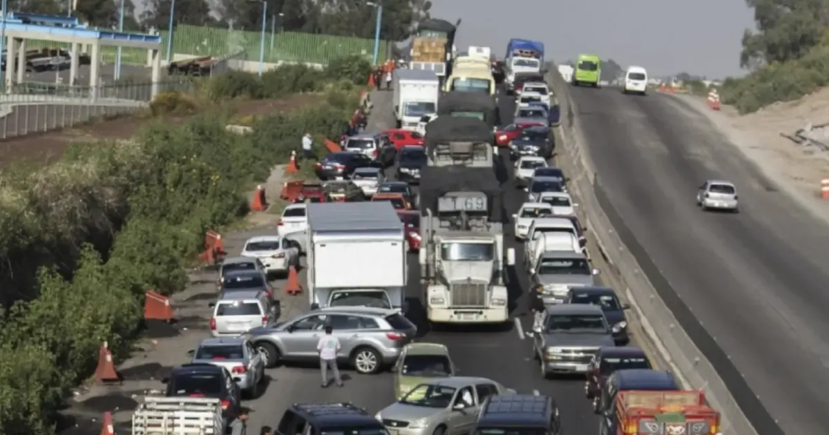 Las autoridades reportan bloqueos en diversas autopistas federales que afectan la circulación vehicular.