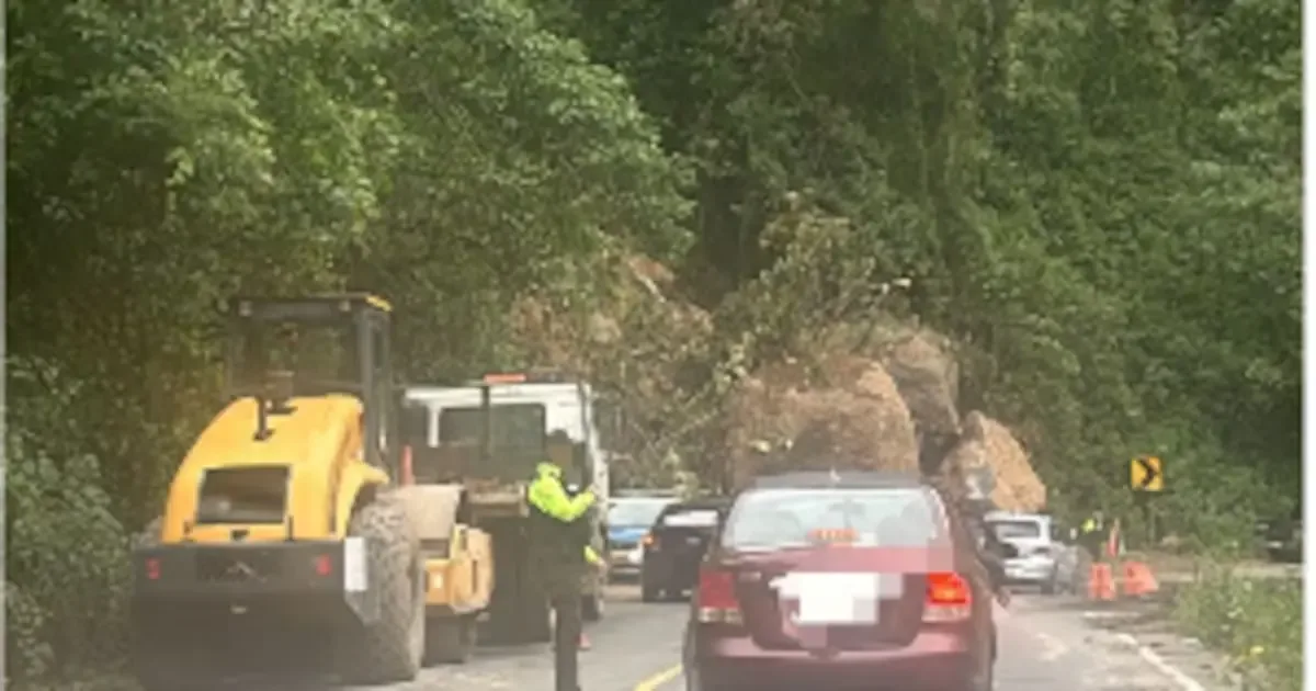 Las autoridades reportan múltiples carreteras bloqueadas, complicando el viaje en el segundo día de feriado.