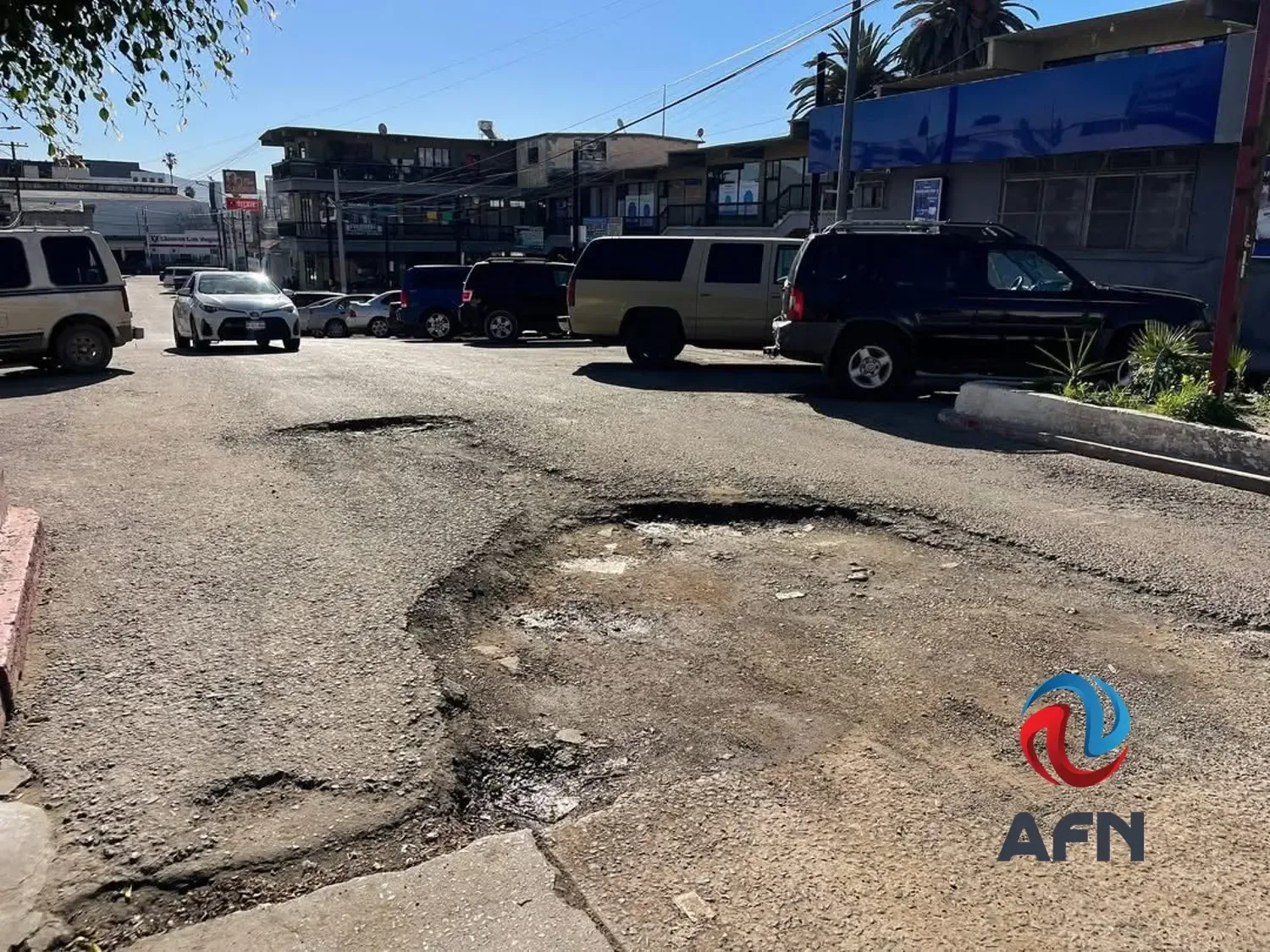 Las calles de Ensenada, afectadas por baches que complican la movilidad.