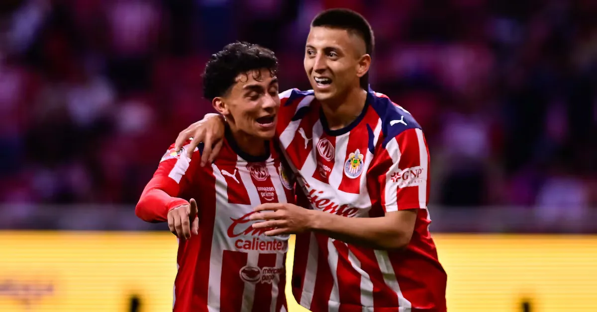 Las Chivas celebran su victoria ante Querétaro en la Liga MX.