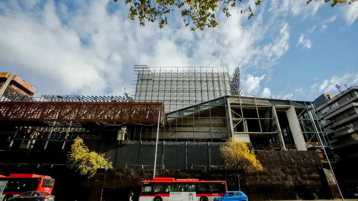 El abandono de obras públicas en Santiago refleja una desconexión entre políticas y necesidades ciudadanas.