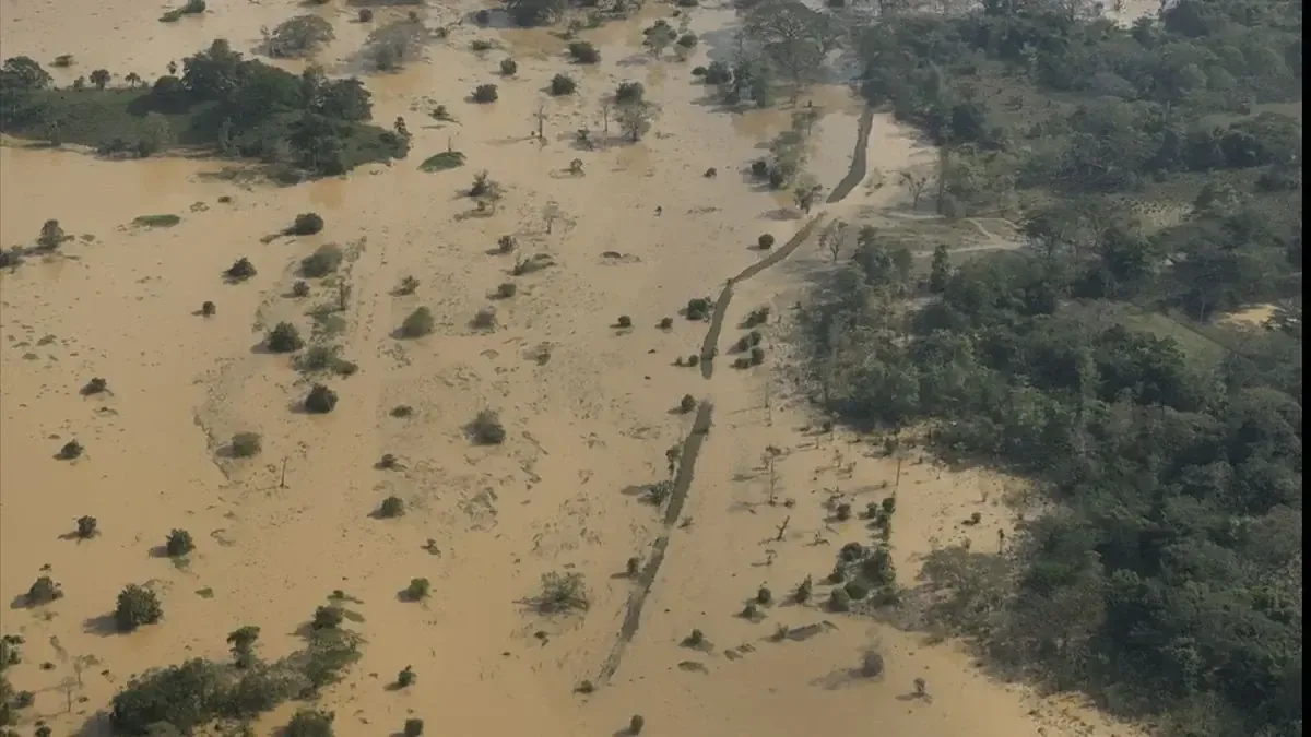 Las comunidades reportan graves daños por inundaciones y el riesgo de colapso de una represa local.