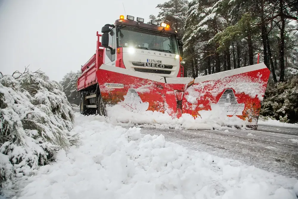 Las condiciones invernales han afectado múltiples carreteras en las provincias de Ávila, León y otras.