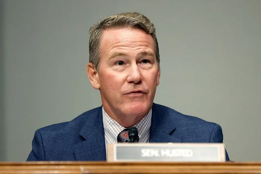 Las declaraciones de Jon Husted sobre el manejo del dinero en pobreza generan controversia.