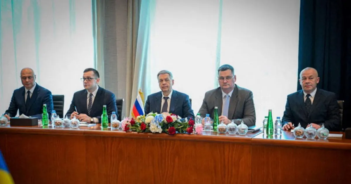 Las delegaciones de Rusia y Ucrania durante las negociaciones en Abu Dabi.