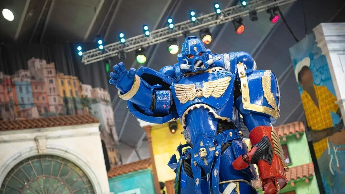 Las fantasías elaboradas por los participantes brillan en el carnaval tinerfeño, destacando la dedicación y el talento local.