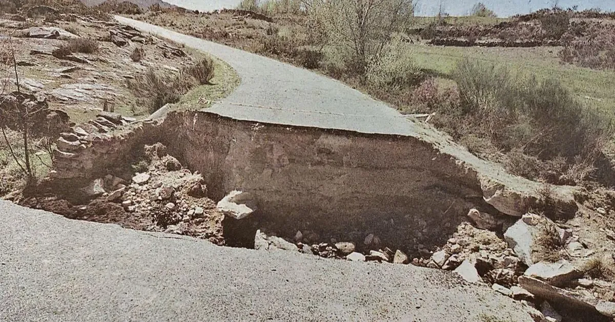 Las fuertes lluvias provocan la destrucción de un puente vital para las comunidades locales.