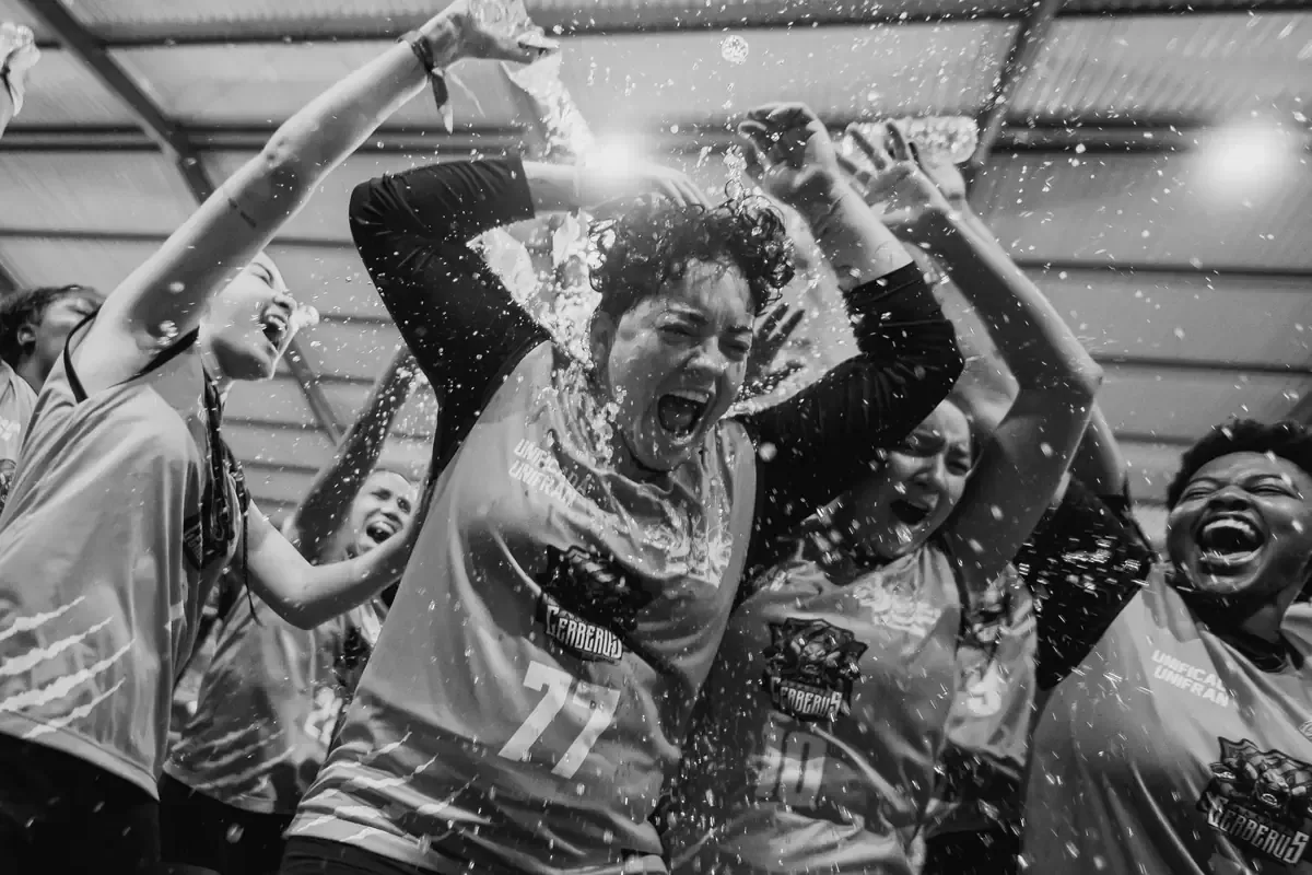 La selección argentina de hockey femenino se consagra campeona por tercera vez al derrotar a Países Bajos en la final.