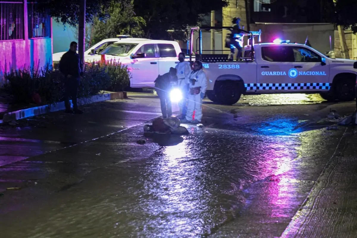 Las lluvias recientes llevaron el cuerpo a las calles, generando sorpresa y preocupación en la comunidad.