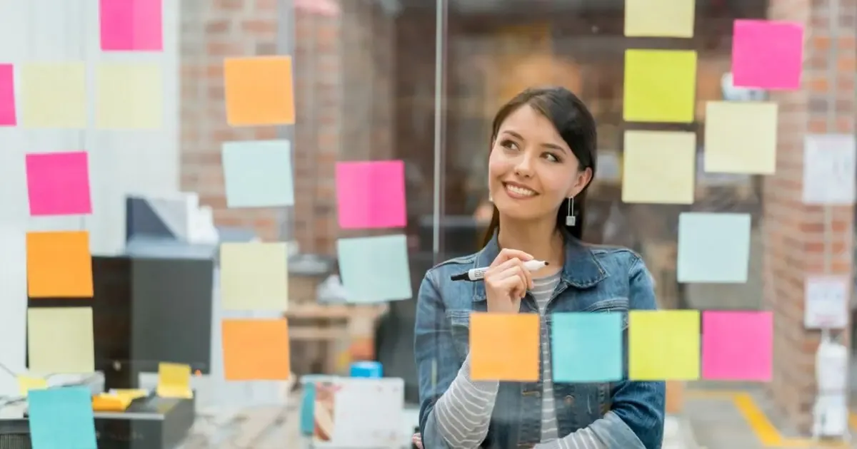 Las mujeres jóvenes redefinen el liderazgo y el marketing en un mundo digital.