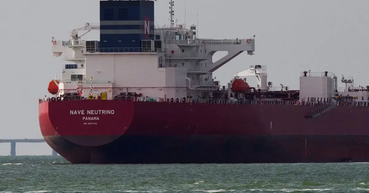 Las nuevas licencias buscan regular el comercio de petróleo y operaciones logísticas en el país sudamericano.