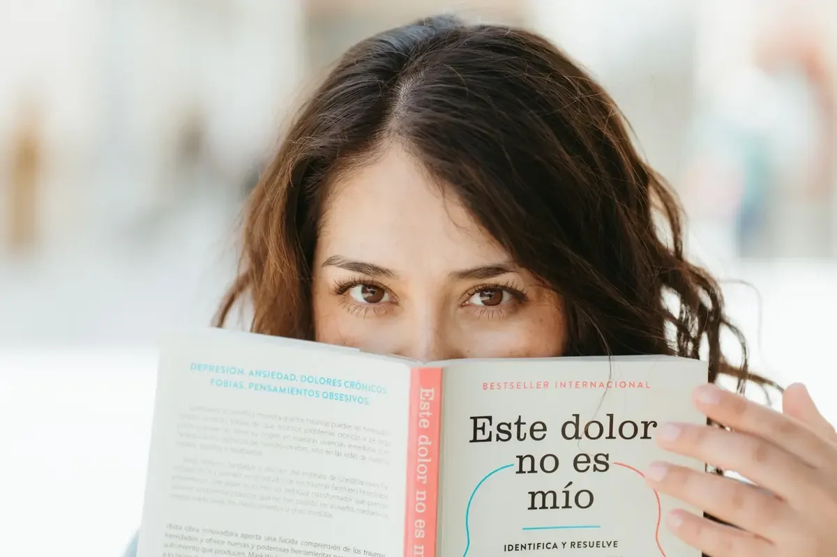 Expertos advierten sobre el impacto del uso excesivo de tecnología en el habla infantil.