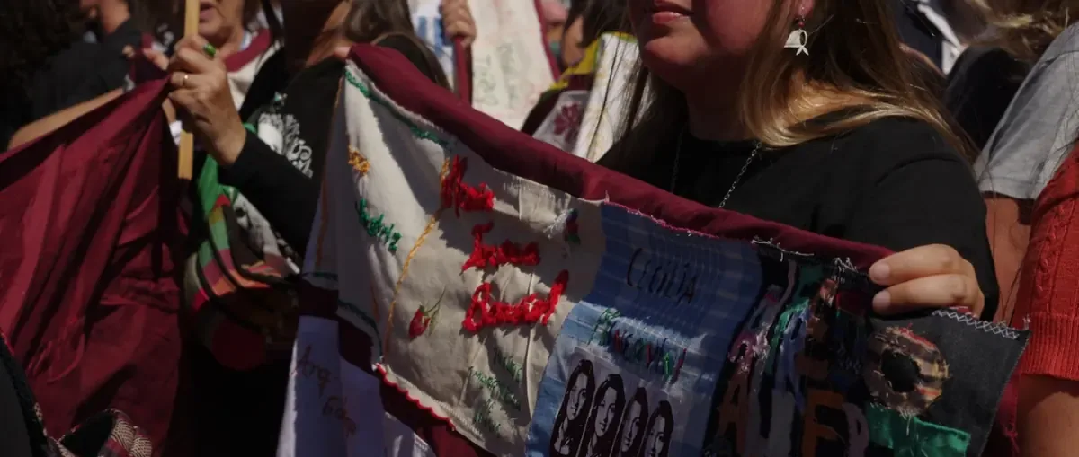 Las prácticas artísticas y políticas renuevan la memoria histórica de los desaparecidos en Argentina.