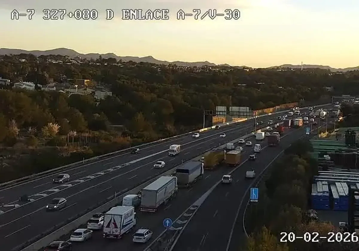Las principales vías de acceso a la ciudad enfrentan serias congestiones de tráfico este viernes.