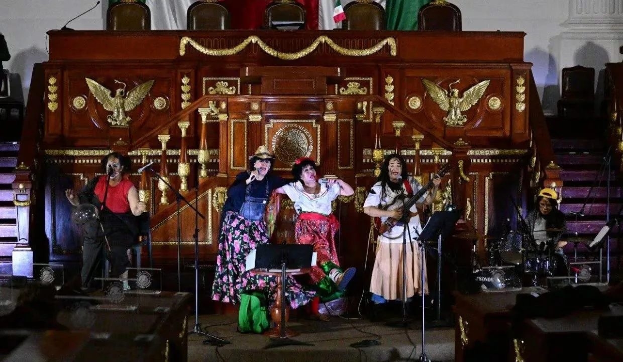 Las Reinas Chulas presentando su espectáculo en el Congreso de la CDMX.