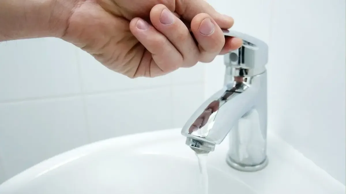 Las reparaciones en tuberías principales afectan el suministro de agua en varios sectores.