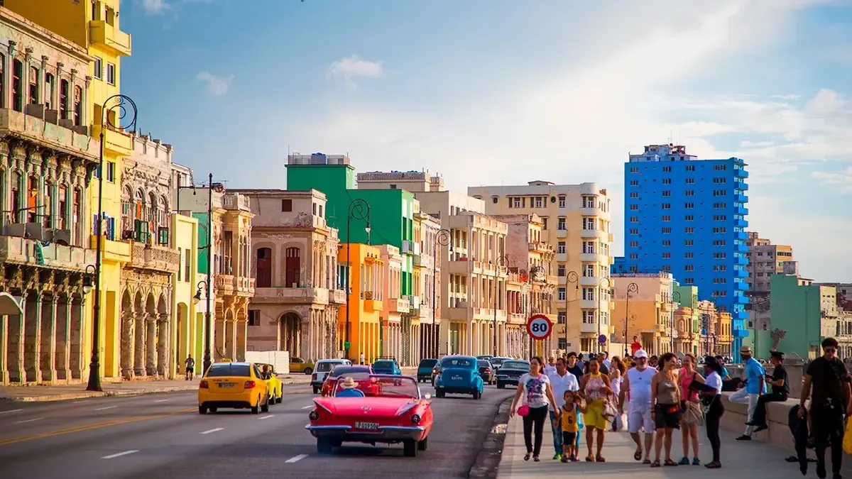 Las restricciones y la inestabilidad geopolítica afectan el turismo en la isla.