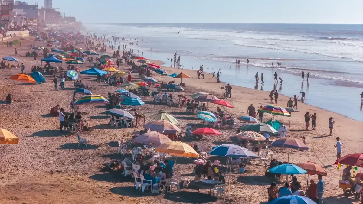 Las temperaturas cálidas de febrero convierten la costa en un destino popular para residentes y turistas.