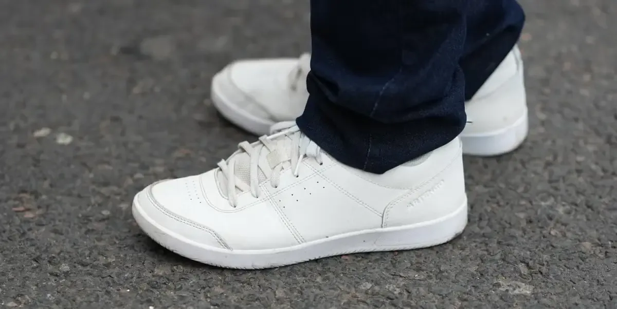 Descubre las mejores opciones de zapatillas blancas para hombres este año y encuentra tu par ideal.