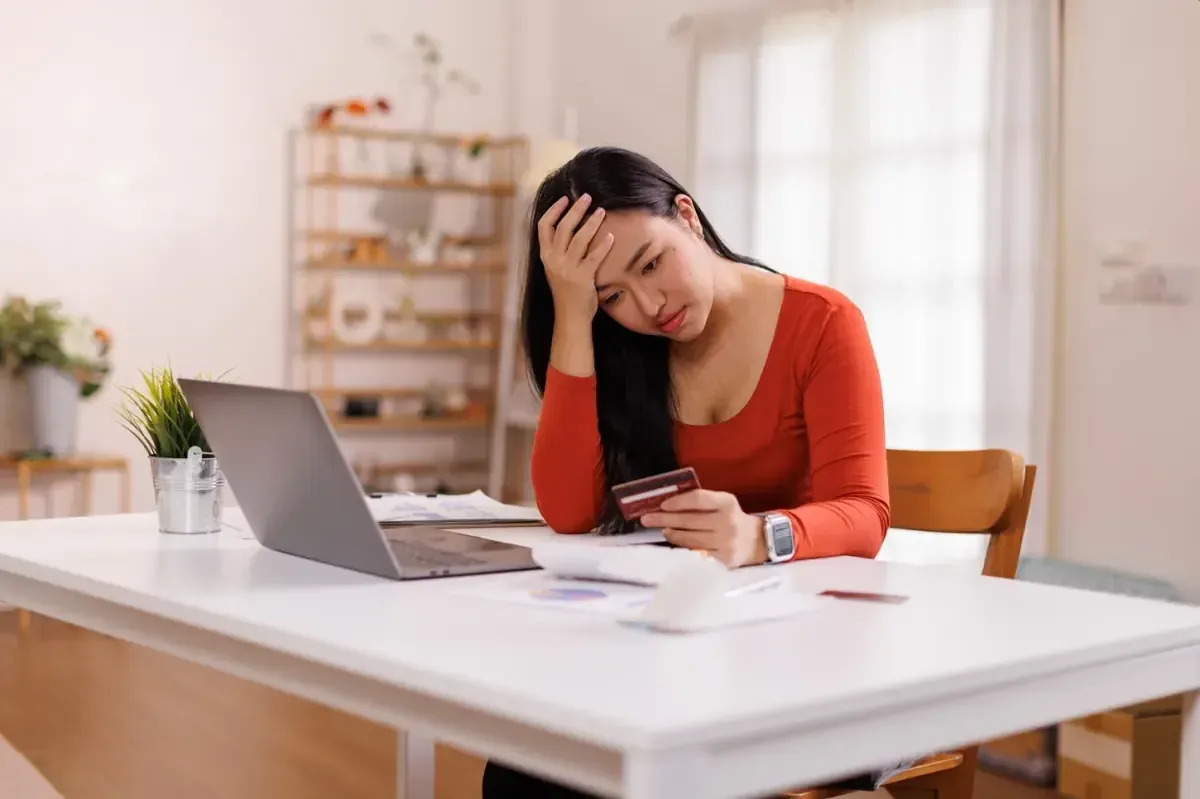 Las familias latinas enfrentan altos intereses en sus tarjetas, afectando su economía diaria.