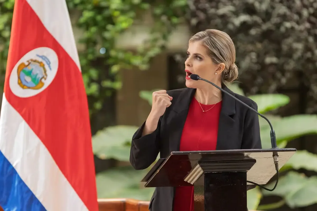 La presidenta de la República aborda el polémico tema de las pensiones que reciben expresidentes, destacando su visión sobre la necesidad de cambios.