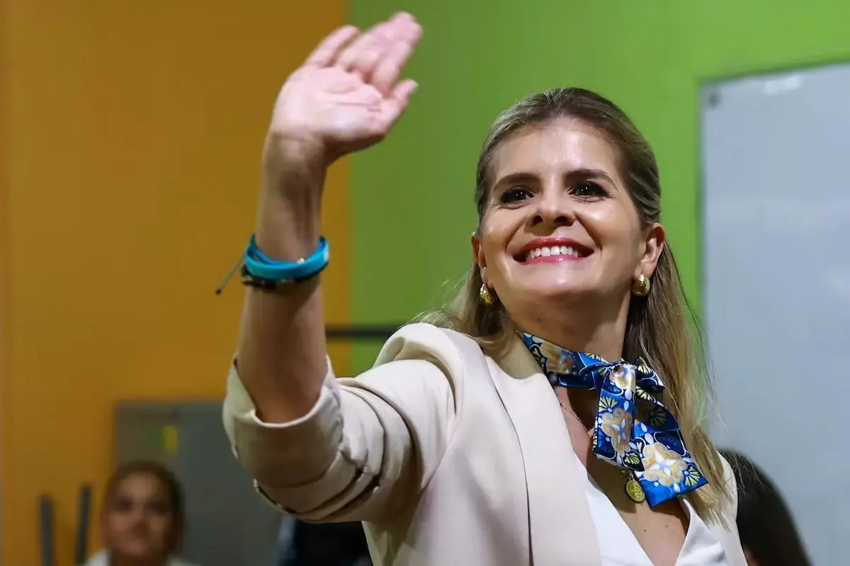 Laura Fernández, candidata presidencial de Costa Rica, celebra su posición en las elecciones.