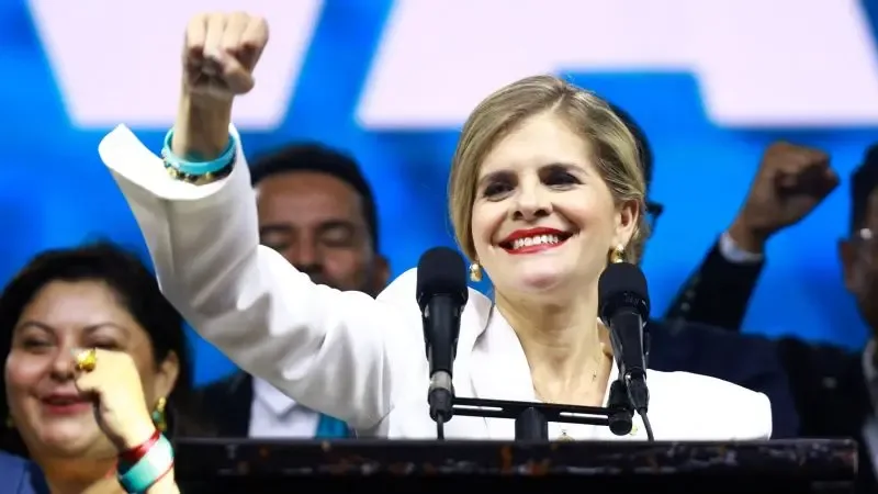 Laura Fernández celebrando su victoria electoral en San José, Costa Rica.