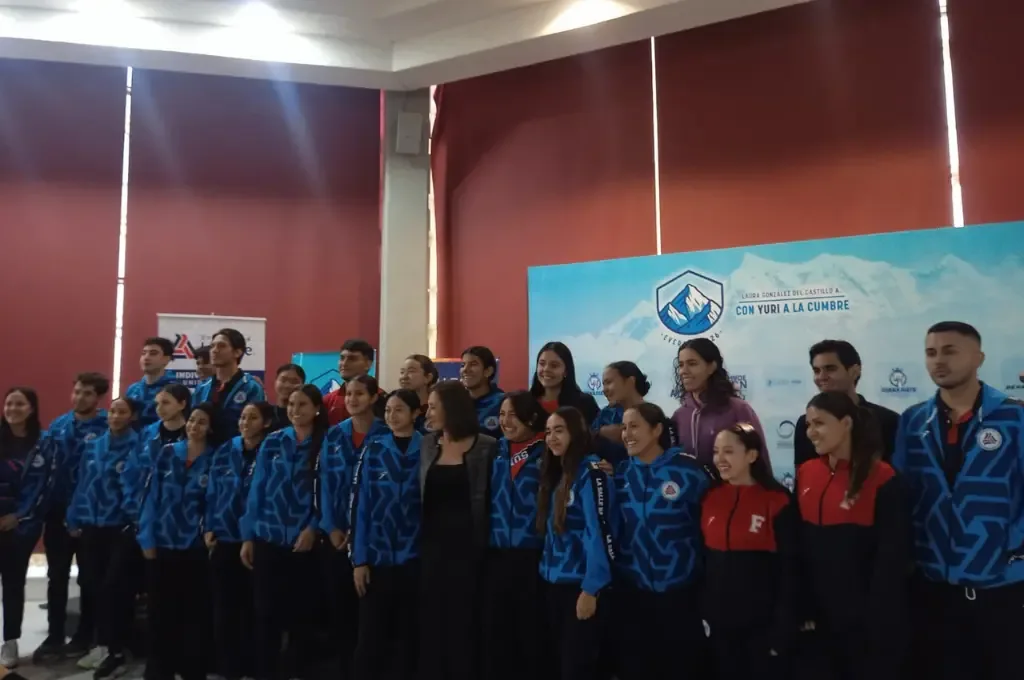 Laura González del Castillo durante la presentación de la expedición Everest 2026.