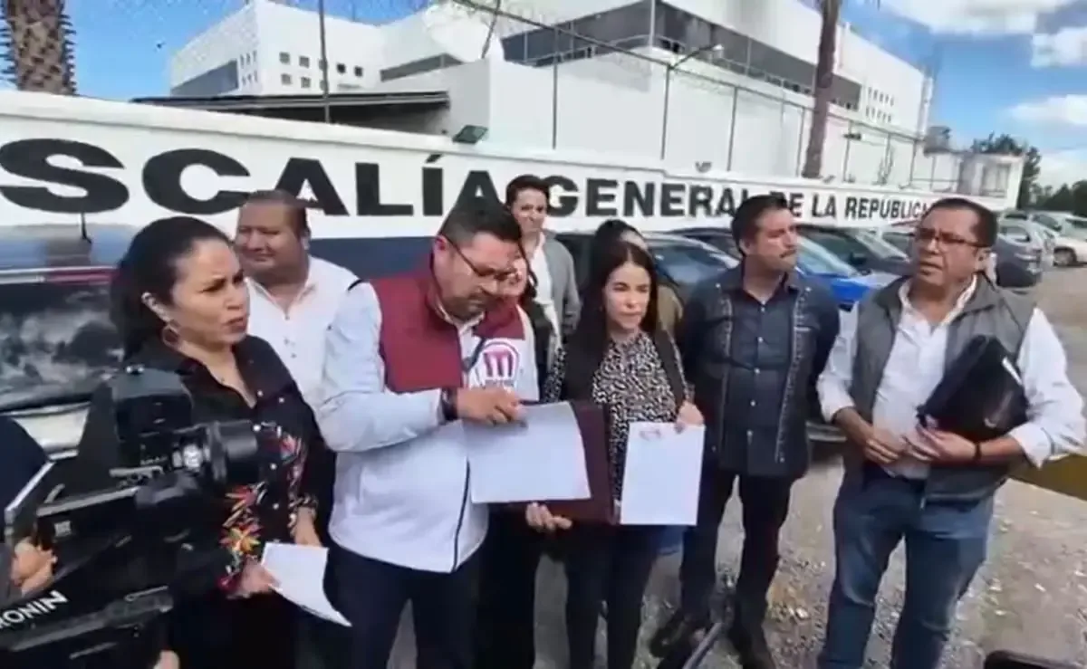La denuncia incluye presuntos actos de enriquecimiento ilícito y operaciones con recursos de procedencia ilegal.