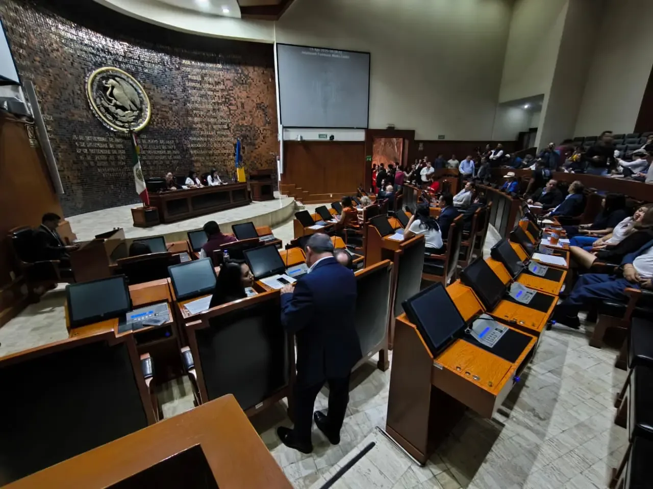 Legisladores del Congreso de Jalisco durante la sesión extraordinaria sobre tarifas de transporte.
