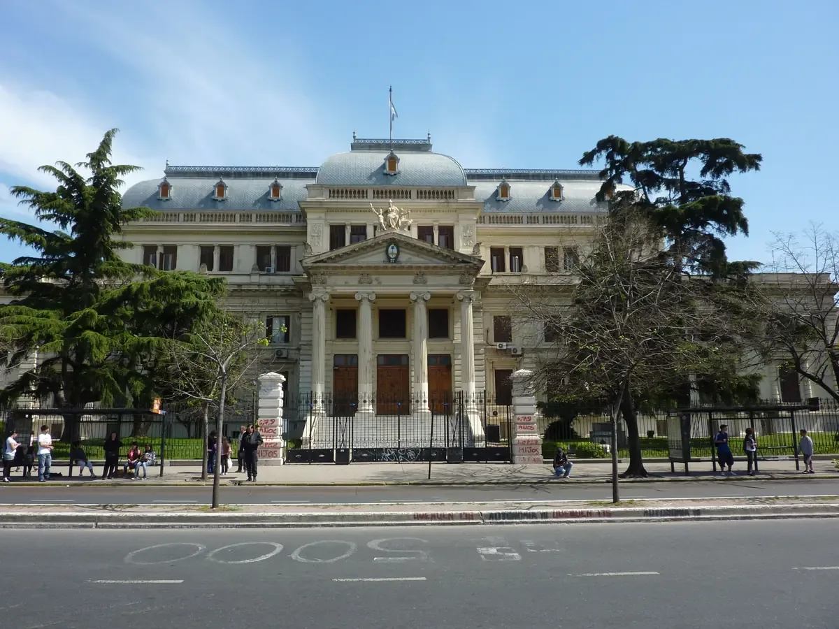 La discusión sobre los mandatos municipales se anticipa crucial para las elecciones de 2027.